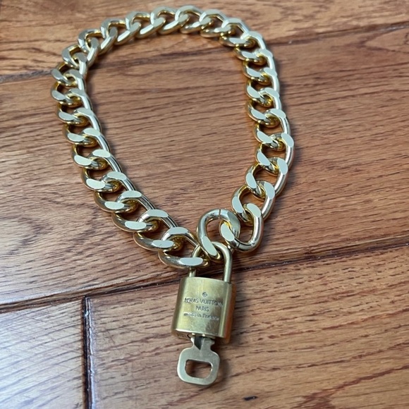 🚨SOLD🚨 Louis Vuitton Lock and Key Necklace #316 - Picture 7 of 8